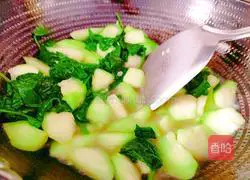 Illustration of how to stir-fry loofah and sweet potato leaves 9