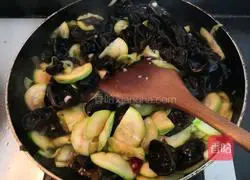Illustration of how to make fried fungus with zucchini 20