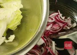 Illustration of how to stir-fry lotus white onions 6