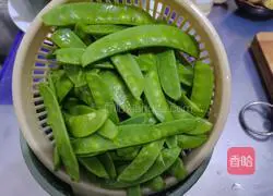 Illustration of how to make fried snow peas 3