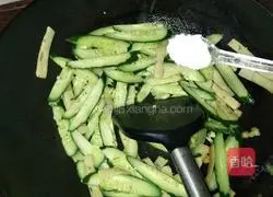 Illustration of how to make fried cucumber with fish cakes 6