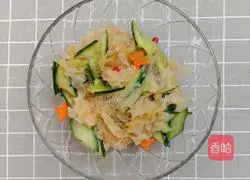 Illustration of how to mix cucumber with white fungus 6
