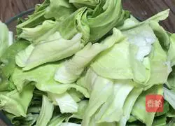 Illustration of how to make hand-shredded cabbage 1