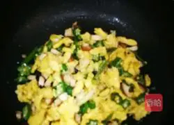 Illustration of how to make okra and scrambled eggs 9
