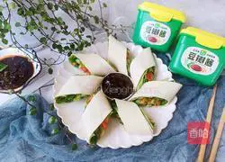 Illustration of how to make plain rolls with three shreds dipped in pickles 15