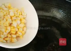 Illustration of how to make corn-fried cowpeas 7