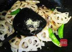 Illustration of how to make spicy and sour lotus root slices 7