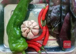 Illustration of how to make fried pig ears and beans 1