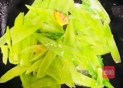 Illustration of how to stir-fry lettuce and lettuce leaves 4