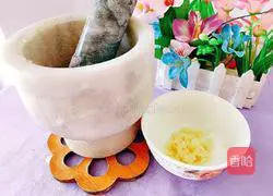 Illustration of how to make garlic lettuce 7