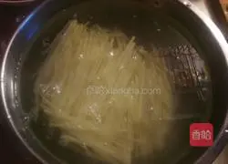 Illustration of how to make vinegar-coated potato shreds 3