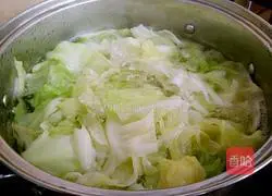 Illustration of how to make hand-shredded cabbage 3