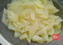 Illustration of how to make braised potato slices 4