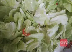 Illustration of how to stir-fry vermicelli with cabbage 7