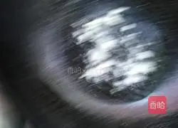 Illustration of how to stir-fry cabbage with chives 3