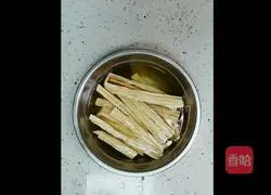 Illustration of how to make celery and yuba 1