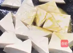 Illustration of how to cook tofu with fungus and celery 5