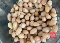 Mix celery and five-spice peanuts Illustration of how to make peanuts 1