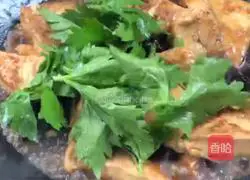 Illustration of how to cook tofu with fungus and celery 10