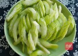 Illustration of how to stir-fry celery and bean curd 5