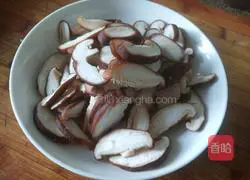 Illustration of how to make fried onions with mushrooms 1