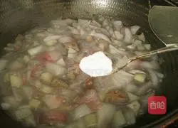 Illustration of how to stir-fry potatoes with onions and lotus root 10