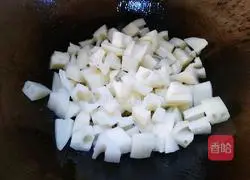 Illustration of how to make spicy lotus root dices 11