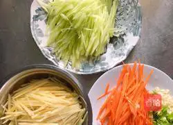 Illustration of how to make spicy cabbage with vinegar and three shredded vegetables 2
