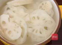 Illustration of how to mix lotus root with minced ginger 6