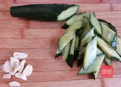 Illustration of how to make stir-fried white jade mushrooms, cucumbers and fungus 3