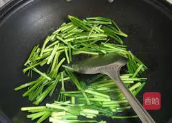 As a meal - Illustration of how to make fried leeks with red pepper 4
