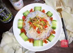 Illustration of how to mix cucumber with vermicelli 13