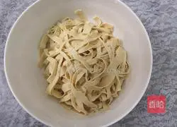 Illustration of how to make cold tofu skin 9