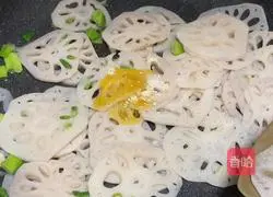 Illustration of how to make stir-fried lotus root slices 7
