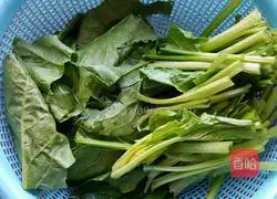 Illustration of how to make spinach and peanuts with vinegar 2