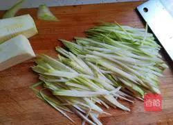 Illustration of how to make cold zucchini shreds 2