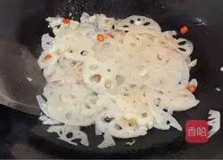 Illustration of how to make fried lotus root slices with snow peas 5