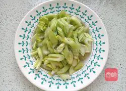 Illustration of how to make fried carrots with celery 4