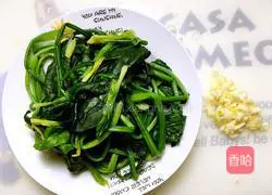 Illustration of how to make stir-fried spinach 3