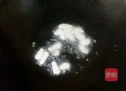 Illustration of how to stir-fry fungus with yuba, green pepper and fungus 4