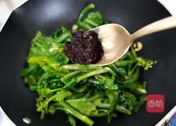 Illustration of how to stir-fry kale sprouts with soybean paste 4