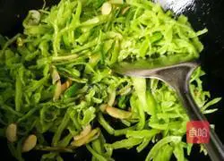 Illustration of how to stir-fry bitter melon 8