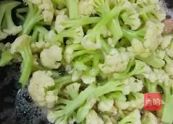 Illustration of how to cook cauliflower and dried shrimps 7