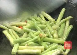 Illustration of how to make eggplant and braised beans 7