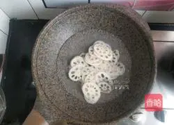 Illustration of how to make lotus pond stir-fry 8