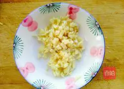 Illustration of how to make cold hand-shredded garlic 8