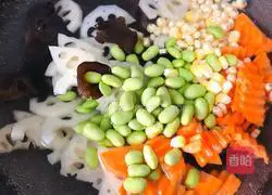 Illustration of how to make stir-fried lotus pond 3