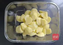 Illustration of how to roast potatoes without adding a little oil, super healthy! 2