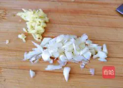 Illustration of how to stir-fry chrysanthemum with garlic and shiitake mushrooms 3