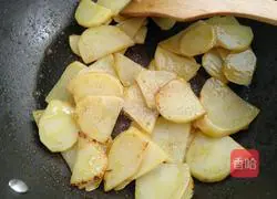 Illustration of how to make dry pot potato slices 7